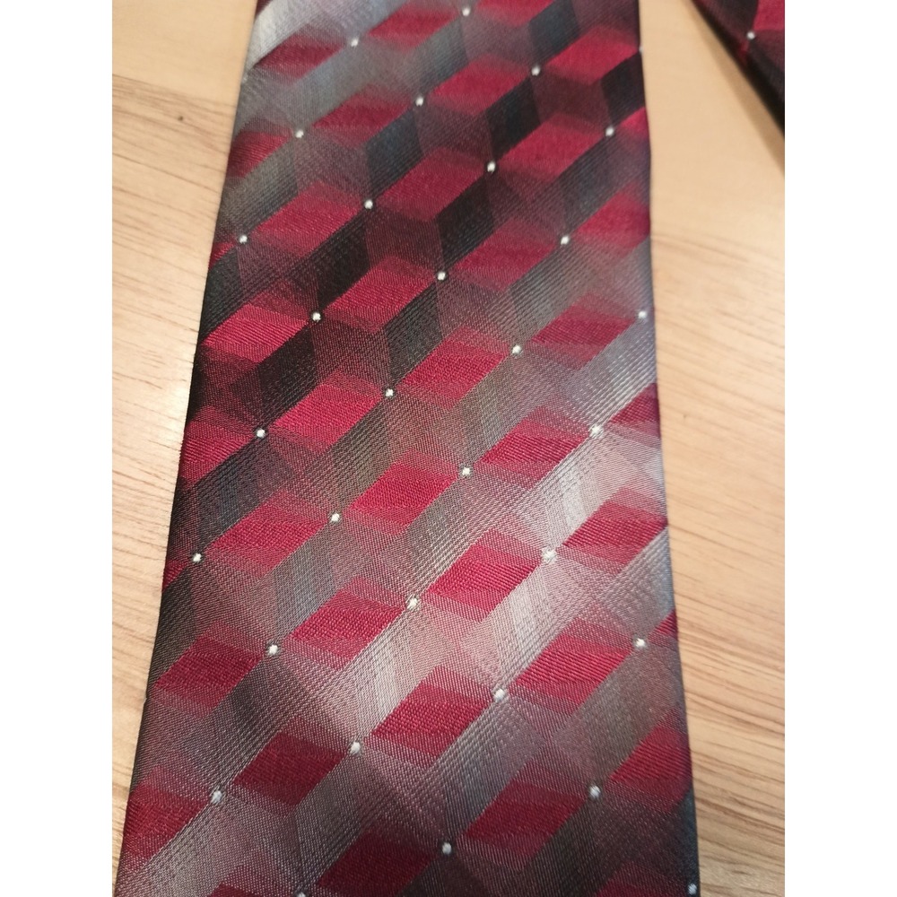Van Heusen Men's Red Geometric Classic Collection Tie 100% Polyester - Picture 1 of 5